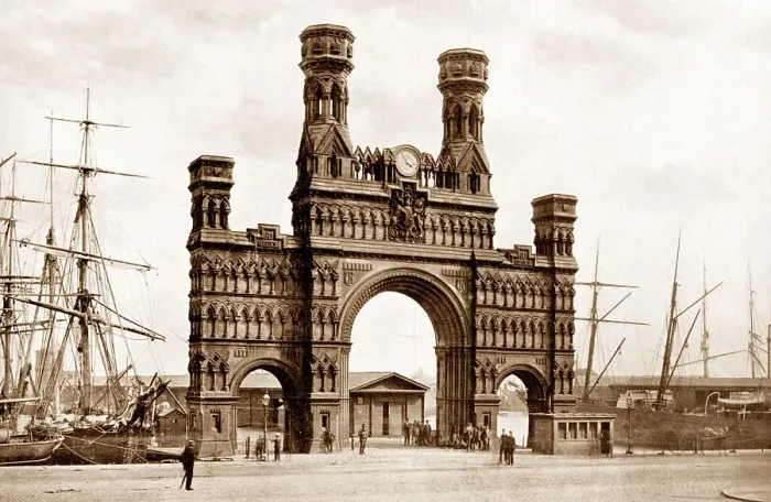Framed Print : Dundee Royal Arch early 1900s Framed Print : Dundee Royal Arch early 1900s