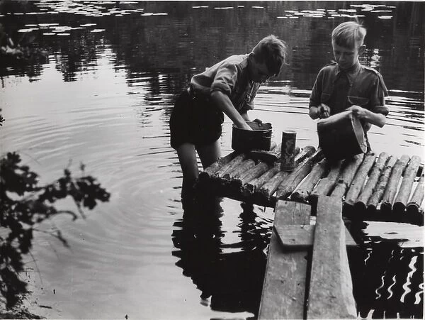 Dutch scouts washing up in a river, Holland