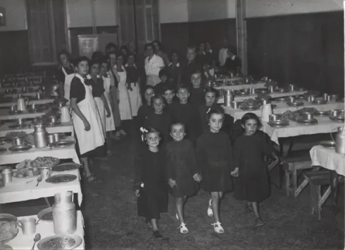 Framed Print : Earthquake victims in a hospital, Greece Framed Print : Earthquake victims in a hospital, Greece