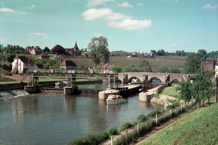 Framed Print : East Farleigh and River Medway, Maidstone Framed Print : East Farleigh and River Medway, Maidstone