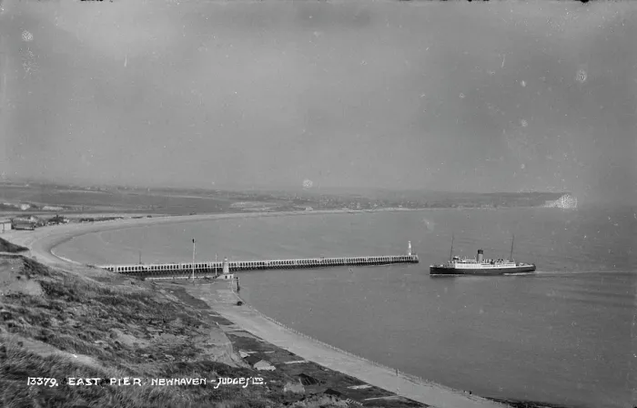 Framed Print : East Pier, Newhaven Framed Print : East Pier, Newhaven
