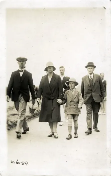 Framed Print : Edwardian Holidaymakers on the Beach, Bournemouth, Dorset Framed Print : Edwardian Holidaymakers on the Beach, Bournemouth, Dorset