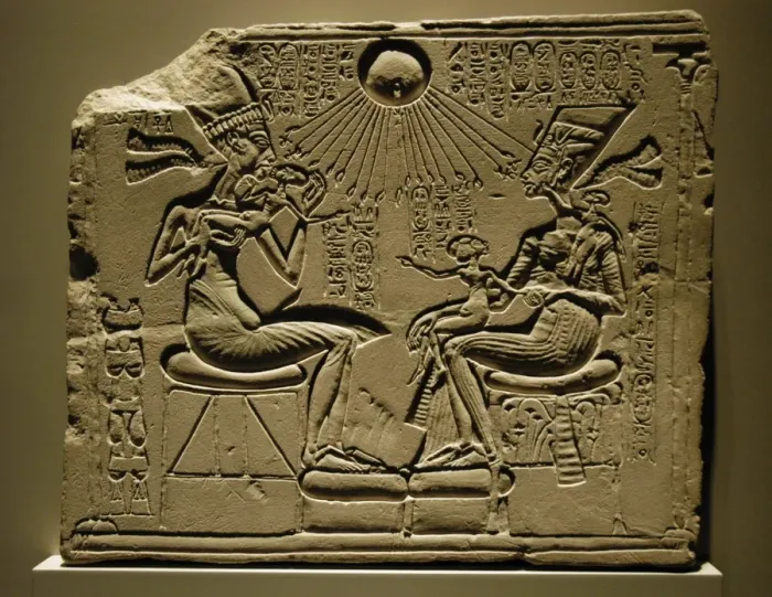 Framed Print : Egyptian art. Relief depicting Akhenaten, Nefertiti and thre Framed Print : Egyptian art. Relief depicting Akhenaten, Nefertiti and thre