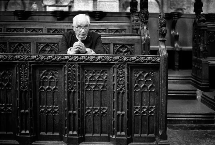 Framed Print : An elderly minister sits to pray in Bath Abbey, England Framed Print : An elderly minister sits to pray in Bath Abbey, England