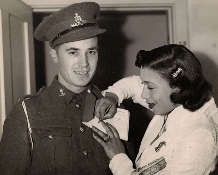 Framed Print : Elisabeth Welch signs an autograph for a serviceman at a con Framed Print : Elisabeth Welch signs an autograph for a serviceman at a con