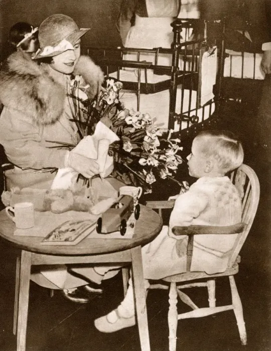 Framed Print : Elizabeth, Duchess of York visiting St. Marys Hospital Framed Print : Elizabeth, Duchess of York visiting St. Marys Hospital