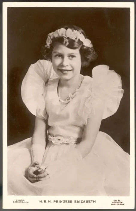 Framed Print : Elizabeth Ii / Frilly Dres Framed Print : Elizabeth Ii / Frilly Dres