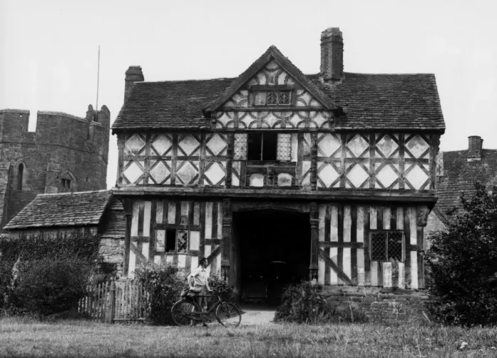 Framed Print : Elizabethan Gatehouse Framed Print : Elizabethan Gatehouse