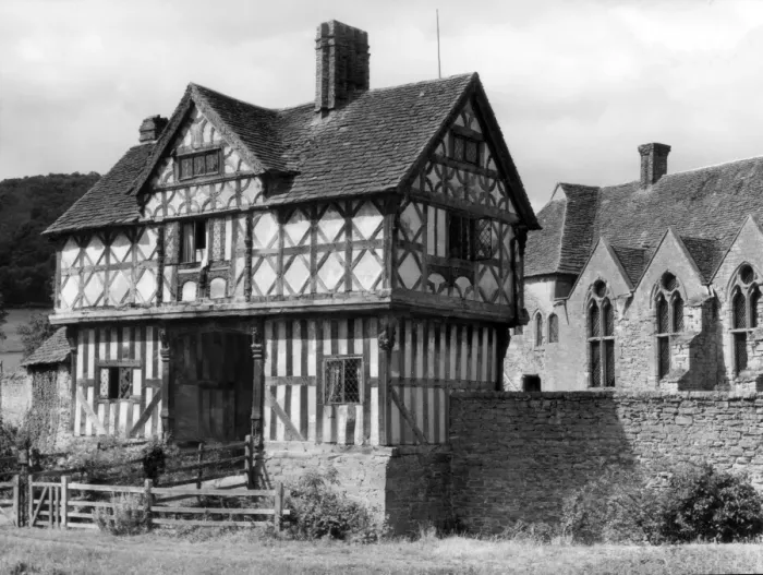 Framed Print : Elizabethan Gatehouse Framed Print : Elizabethan Gatehouse