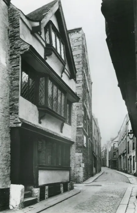 Framed Print : Elizabethan House, looking up New Street, Plymouth, Devon Framed Print : Elizabethan House, looking up New Street, Plymouth, Devon
