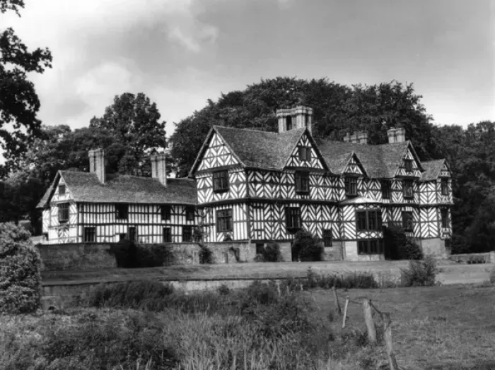 Framed Print : Elizabethan Mansion Framed Print : Elizabethan Mansion