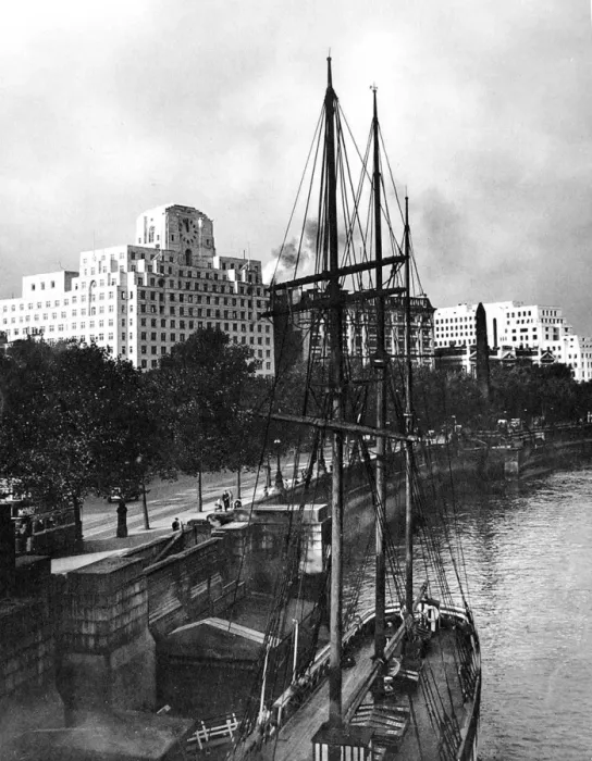 Framed Print : The Embankment, London, 1932 Framed Print : The Embankment, London, 1932