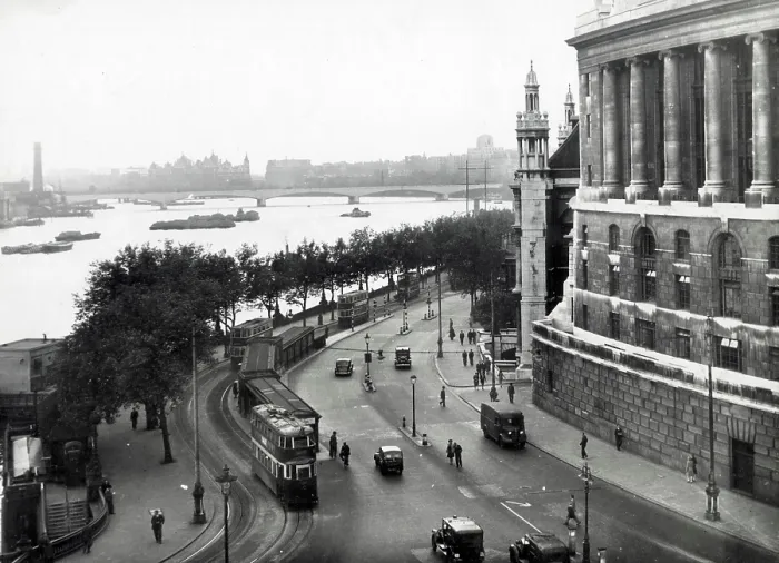 Framed Print : Embankment - Waterloo Bridge - Unilever House, London Framed Print : Embankment - Waterloo Bridge - Unilever House, London