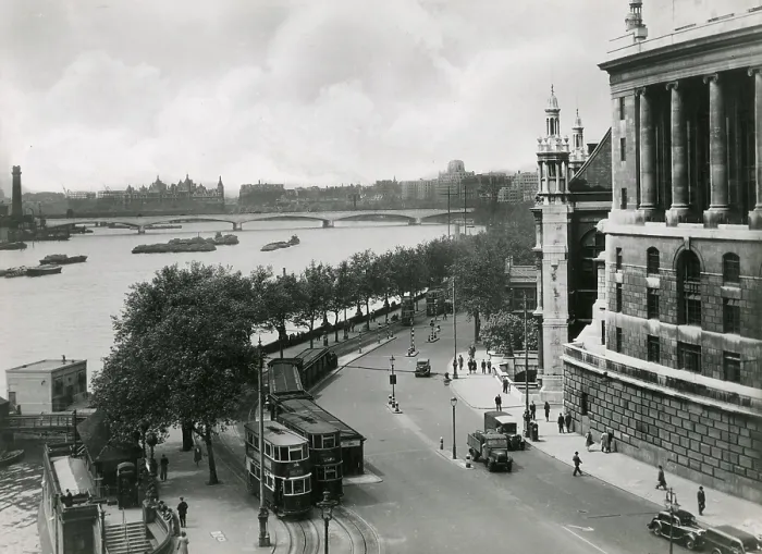 Framed Print : Embankment - Waterloo Bridge - Unilever House, London Framed Print : Embankment - Waterloo Bridge - Unilever House, London