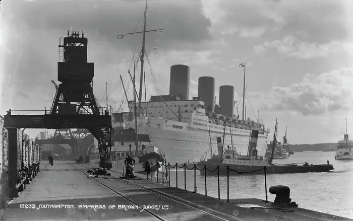 Framed Print : Empress of Britain at Southampton Dock Framed Print : Empress of Britain at Southampton Dock