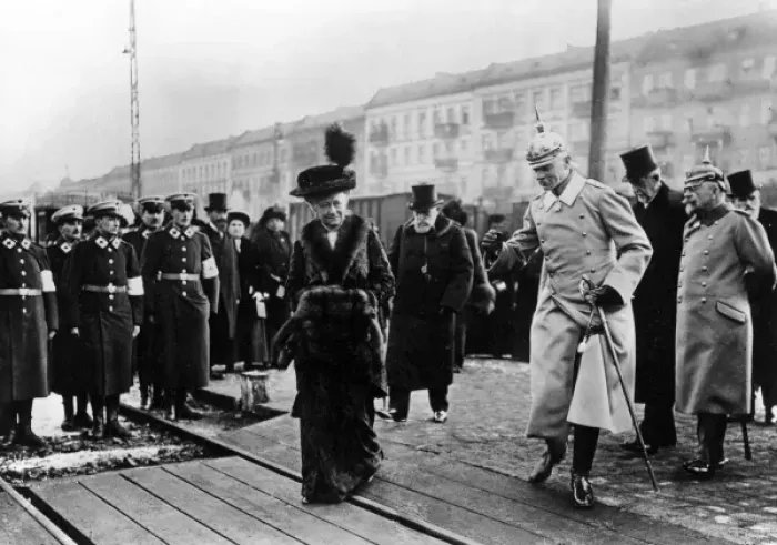 Framed Print : Empress of Germany inspecting hospital train, Berlin