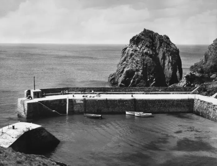 Framed Print : England / Mullion Cove Framed Print : England / Mullion Cove