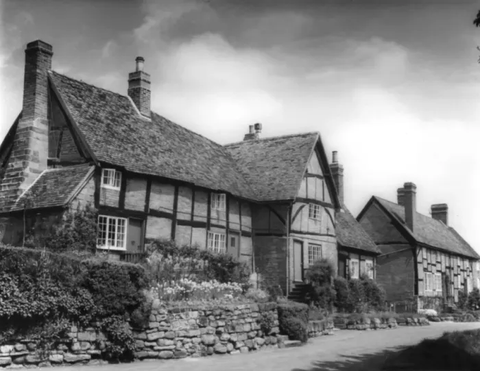 Framed Print : England / Stoneleigh Framed Print : England / Stoneleigh