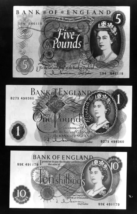 Framed Print : ENGLISH POUND NOTES Framed Print : ENGLISH POUND NOTES