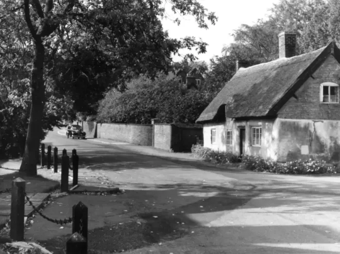 Framed Print : English Thatched Cottage Framed Print : English Thatched Cottage