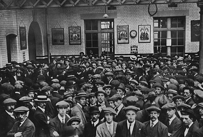Framed Print : Enlisting in Kitcheners Army at the start of World War I