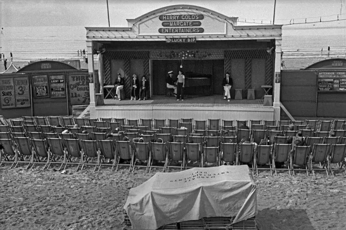 Framed Print : Entertainers perform for Margate holidaymakers, Kent Framed Print : Entertainers perform for Margate holidaymakers, Kent