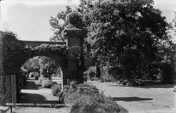 Framed Print : Entrance to Abbotswood Framed Print : Entrance to Abbotswood