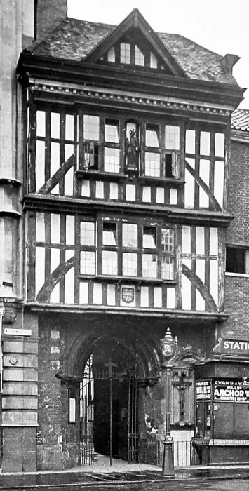 Framed Print : Entrance to St Bartholomews Hospital in Smithfield, London Framed Print : Entrance to St Bartholomews Hospital in Smithfield, London