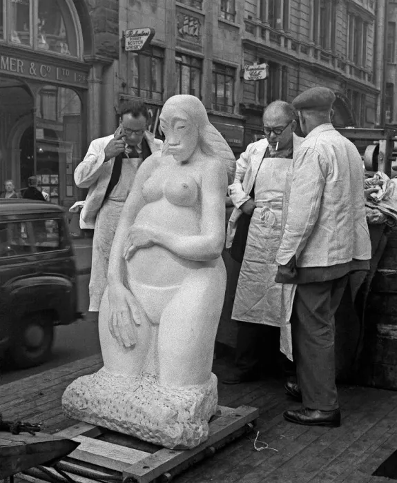 Framed Print : Epstein sculpture arriving at London gallery Framed Print : Epstein sculpture arriving at London gallery