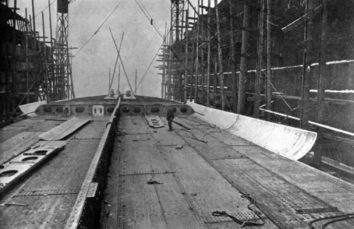 Framed Print : Erecting the double bottom of a ship, WW1 Framed Print : Erecting the double bottom of a ship, WW1