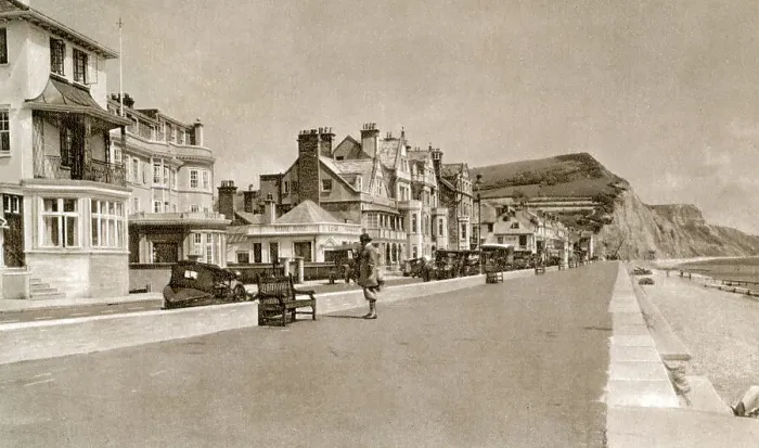 Framed Print : Esplande, looking East, Sidmouth, Devon Framed Print : Esplande, looking East, Sidmouth, Devon