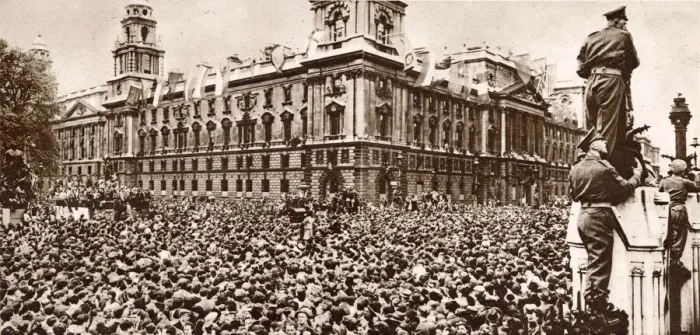 Framed Print : An estimated crowd of 60, 000 waiting in Parliament Square on VE Day for Prime Minister Framed Print : An estimated crowd of 60, 000 waiting in Parliament Square on VE Day for Prime Minister