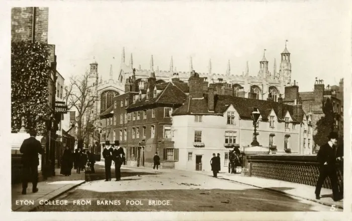 Framed Print : Eton College from Barnes Pool Bridge Framed Print : Eton College from Barnes Pool Bridge