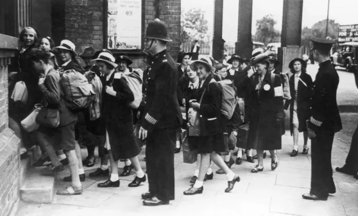 Framed Print : Evacuees / Station 1940 Framed Print : Evacuees / Station 1940