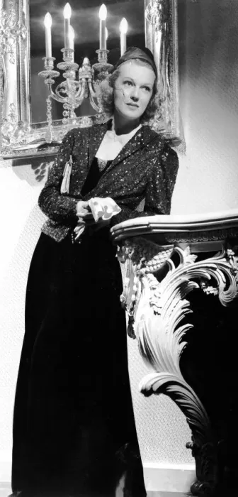 Framed Print : An evening dress for Rita Johnson in Manproof (1938) Framed Print : An evening dress for Rita Johnson in Manproof (1938)
