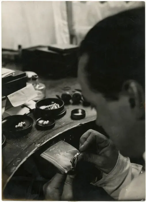 Framed Print : EXAMINING PEARLS 1930S Framed Print : EXAMINING PEARLS 1930S