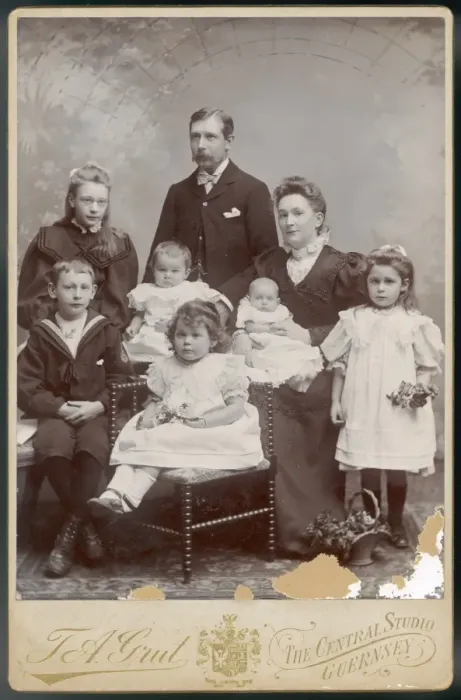 Framed Print : Family with 6 Children Framed Print : Family with 6 Children