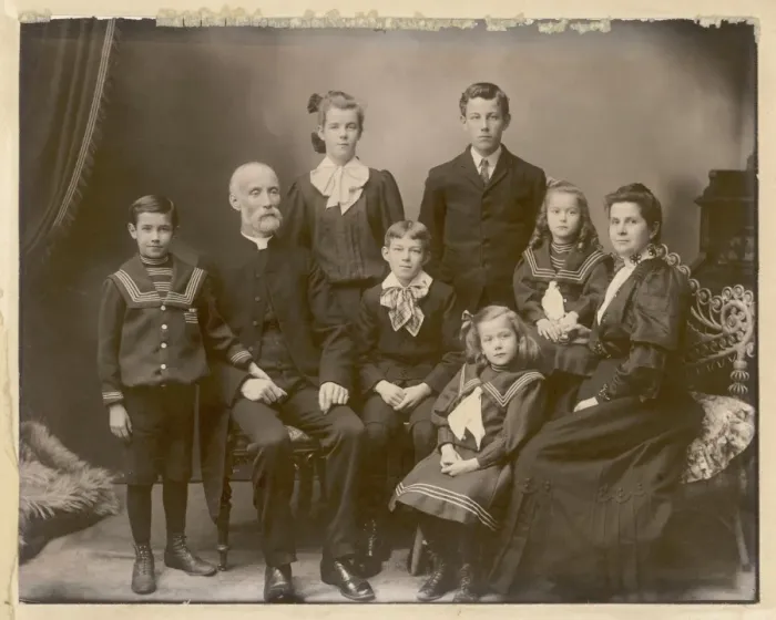 Framed Print : Family with 6 Children Framed Print : Family with 6 Children