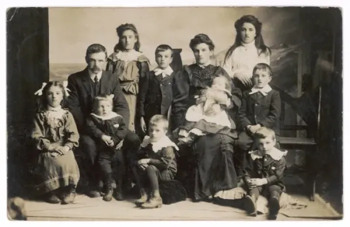 Framed Print : Family with 9 Children Framed Print : Family with 9 Children