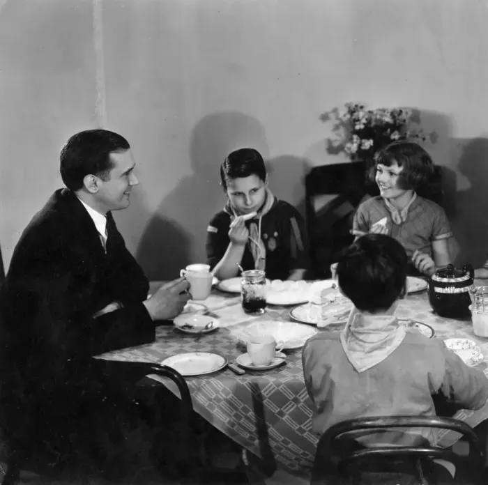 Framed Print : FAMILY BREAKFAST / 1930S Framed Print : FAMILY BREAKFAST / 1930S