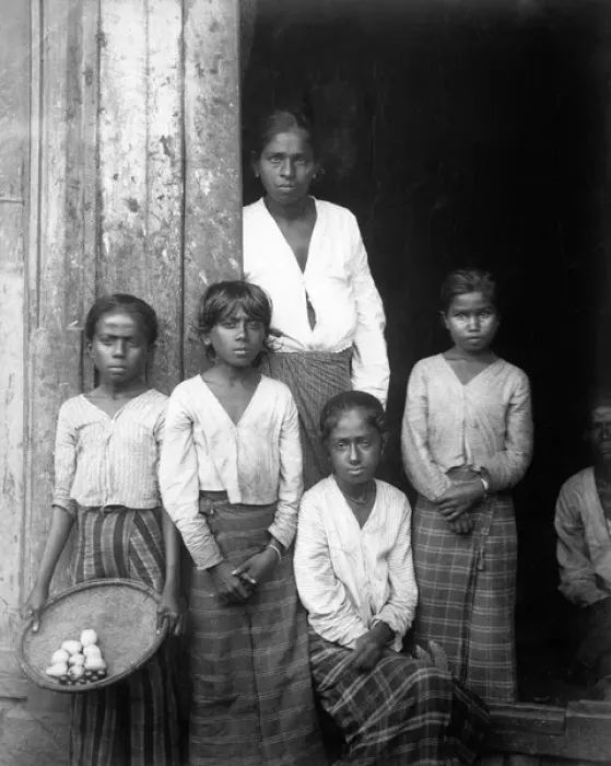 Framed Print : Family group, Ceylon (Sri Lanka) Framed Print : Family group, Ceylon (Sri Lanka)