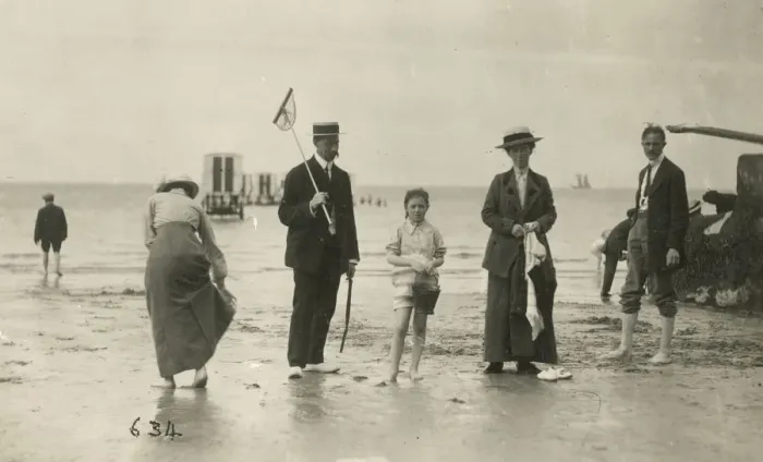 Framed Print : Family Group pose for a photograph at Margate Framed Print : Family Group pose for a photograph at Margate