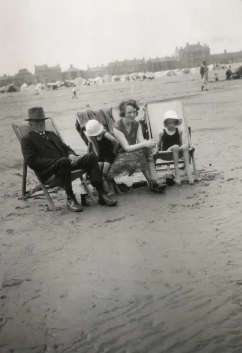 Framed Print : Family group at seaside, 1920s Framed Print : Family group at seaside, 1920s