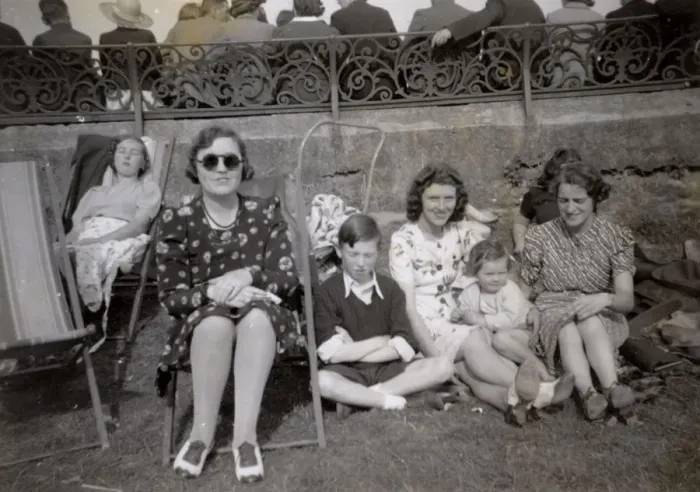 Framed Print : Family on holiday, 1930s Framed Print : Family on holiday, 1930s