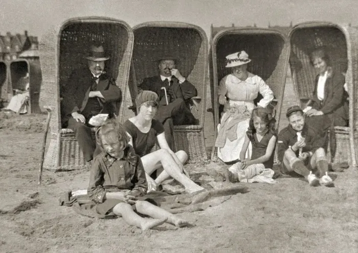 Framed Print : Family on holiday at Lytham St Annes, Lancashire Framed Print : Family on holiday at Lytham St Annes, Lancashire