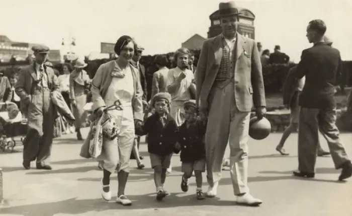 Framed Print : Family on holiday in Margate, 1936 Framed Print : Family on holiday in Margate, 1936