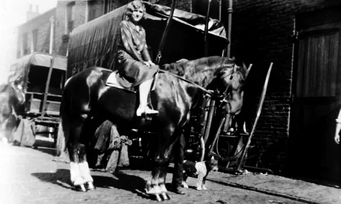 Framed Print : Family with horses, Huntsworth Mews, Marylebone, London Framed Print : Family with horses, Huntsworth Mews, Marylebone, London