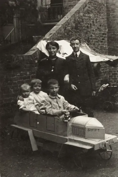 Framed Print : Family photo with children in Go-cart Framed Print : Family photo with children in Go-cart