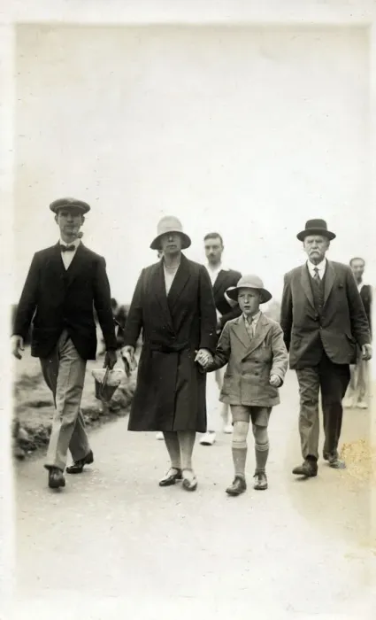 Framed Print : Family sroll along the Burnemouth seafront