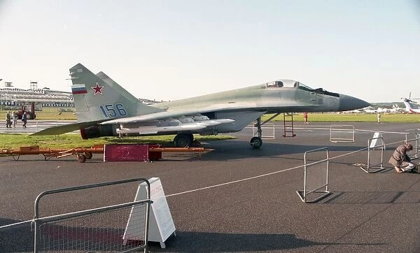 Farnborough 92 - MiG-29M (9-15) Blue 156